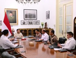 Istana Merdeka pada Selasa malam Prabowo Subianto mengundang sejumlah tokoh penting
