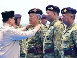 Presiden Prabowo Anugerahkan Pangkat Istimewa untuk 11 Purnawirawan TNI di Atas KRI Radjiman