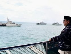 Presiden Prabowo Saksikan Aksi Spektakuler Demo Laut TNI AL di Teluk Jakarta